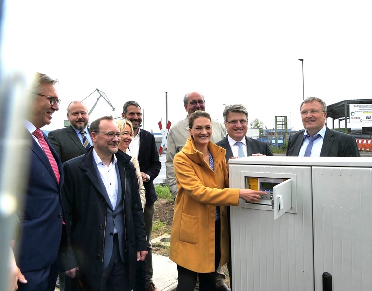 © Stimmkreisbüro Gerlach Staatsministerin Judith Gerlach nimmt Ampel in Betrieb