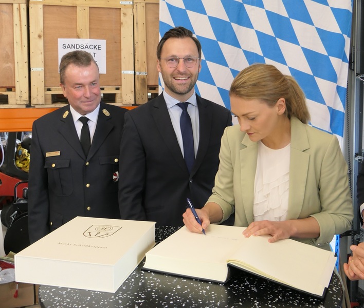 © Stimmkreisbüro Gerlach: Staatsministerin Judith Gerlach, MdL trägt sich ins goldene Buch der VG Schöllkrippen ein