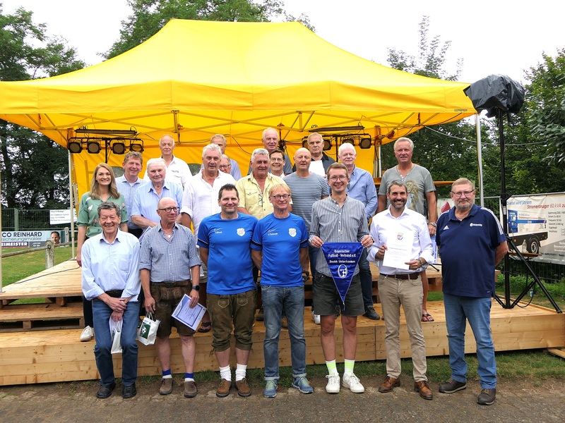 © Stimmkreisbüro Gerlach: StMin Judith Gerlach, MdL mit geehrten Mitgliedern und Vorstand der Sportfreunde Sailauf, Landrat Dr. Alexander Legler, Aschaffenburger BFV-Kreisvorsitzender Adolf Weis und Sailaufer Bürgermeister Michael Dümig