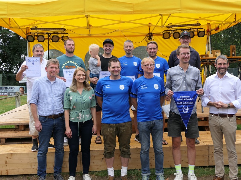 © Stimmkreisbüro Gerlach: StMin Judith Gerlach, MdL mit geehrten Mitgliedern und Vorstand der Sportfreunde Sailauf, Landrat Dr. Alexander Legler und Sailaufer Bürgermeister Michael Dümig