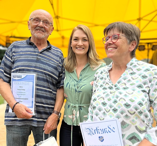 © Stimmkreisbüro Gerlach: StMin Judith Gerlach, MdL ehrt Beate Müller und Herbert Pohla für ihr jahrelanges Engagement 