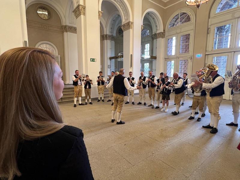 © Stimmkreisbüro Gerlach: Die Spessart Musikanten aus Weibersbrunn begrüßen Judith Gerlach, MdL mit einem Ständchen