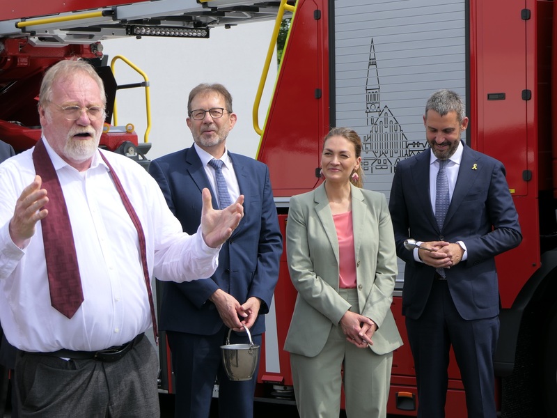 © Stimmkreisbüro Gerlach: Pfarrer Matthias Rosenberger segnet die neue Drehleiter.