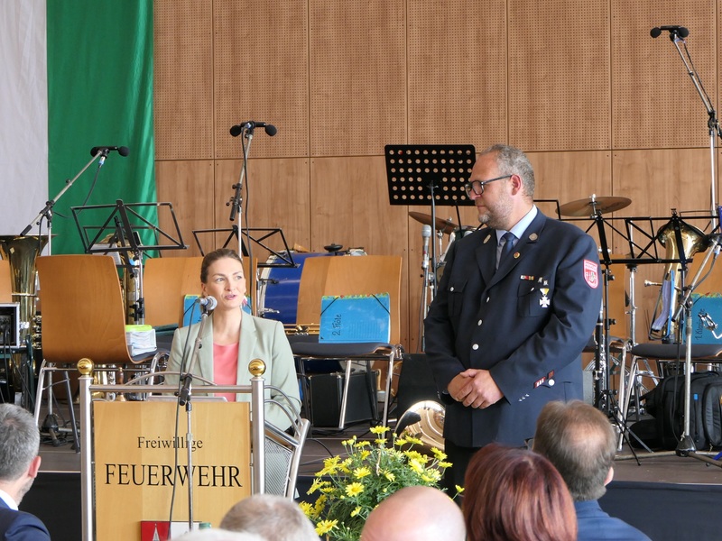© Stimmkreisbüro Gerlach: Staatsministerin Judith Gerlach gratuliert der Feuerwehr Hösbach zum 150. Geburtstag.