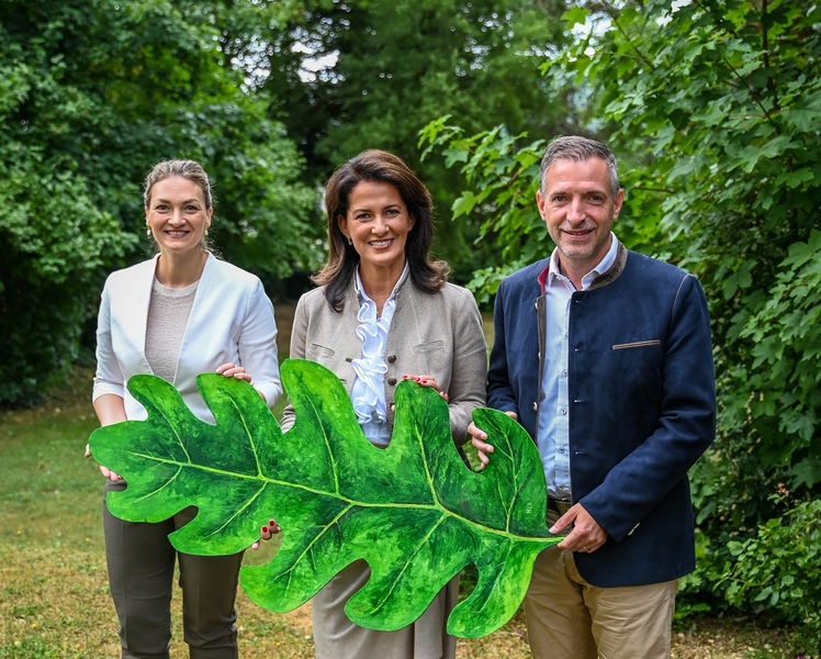 Quelle: Judith Schmidhuber/StMELF: Offizieller Startschuss im Garten der Forstschule Lohr a. Main (v.l.n.r.): Forstministerin Michaela Kaniber, Gesundheitsministerin Judith Gerlach und Thorsten Schwab, MdL