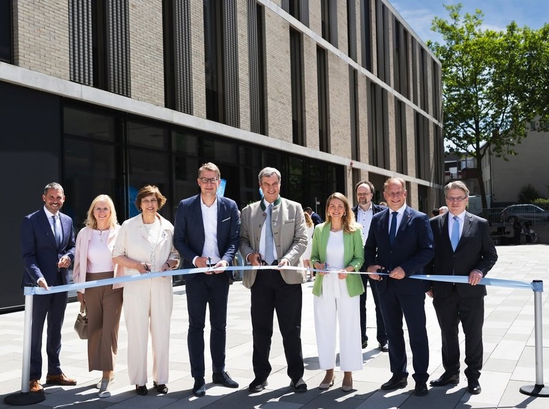 Bild © StMGP: Feierliche Eröffnung der neuen Gebäude mit Landrat Dr. Alexander Legler, Bundestagsvizepräsidentin Andrea Lindholz,MdB, Präsidentin Prof. Dr. Eva-Maria Beck-Meuth, Wissenschaftsminister Markus Blume, Ministerpräsident Dr. Markus Söder, Gesundheitsministerin Judith Gerlach, Oberbürgermeister Markus Schlemmer, Prof. Dr. Winfried Bausback,MdL