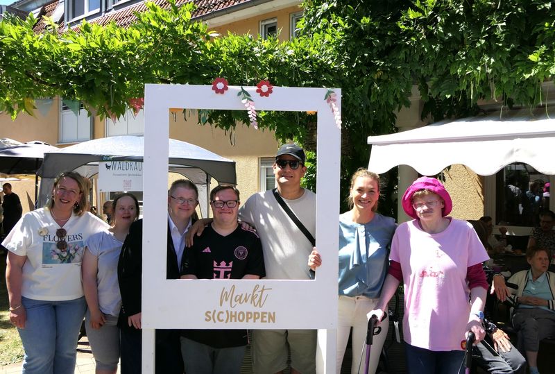 &copy; Stimmkreisb&uuml;ro Gerlach: Gesundheitsministerin Judith Gerlach mit Hausleiterin Kathrin Bauer und Bewohnerinnen und Bewohnern