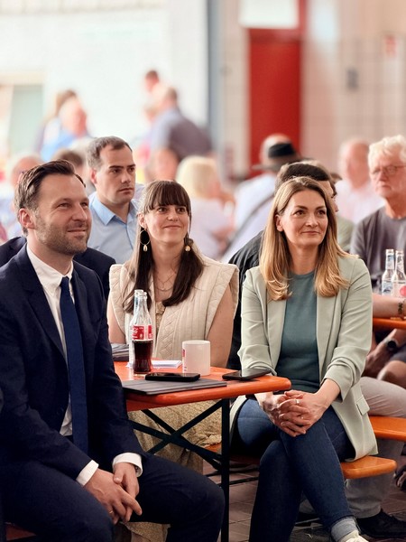 &copy; Stimmkreisb&uuml;ro: Staatsministerin Judith Gerlach mit Sch&ouml;llkrippens B&uuml;rgermeister Marc Babo und Ehefrau 