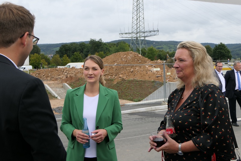 StMin Judith Gerlach im Gespräch mit Stephan Noll (Bürgermeister Alzenau) und StMin Kerstin Schreyer