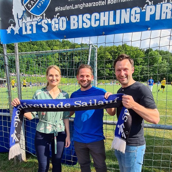 Bild v.li.: Staatsministerin Judith Gerlach, Mdl mit Marco Reinhard, 1. Vorstand Sportfreunde Sailauf und Marc Babo, B�rgermeister Sch�llkrippen