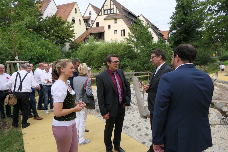 Staatsministerin Judith Gerlach im Gespräch mit Landschaftsarchitekt Thomas Wirth und Bürgermeister Felix Wissel