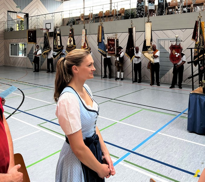Bessenbach feierte ihre Gr�ndung mit einem �kumenischen Festgottesdienst, umrahmt mit bunten Fahnenabordnungen der Vereine.
