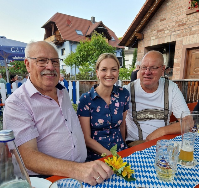 Altbürgermeister Franz Straub, Stimmkreisabgeordnete und Staatsministerin Judith Gerlach und Franz Bilz